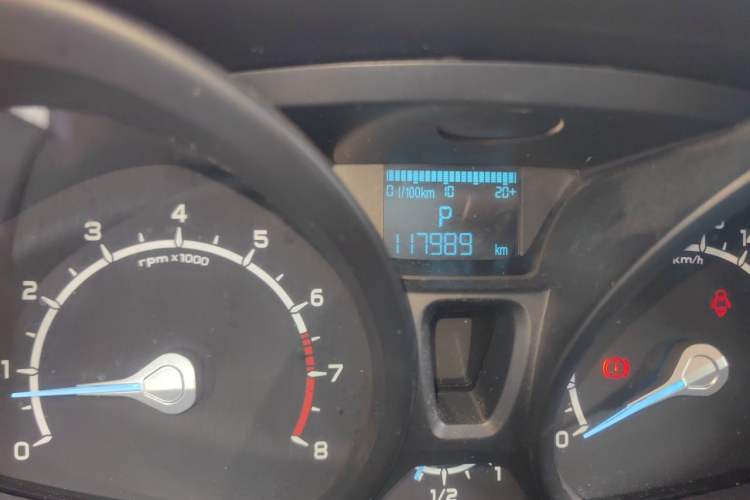 Used Ford EcoSport 2013 1.5L Automatic Fashion Model Odometer Close Up