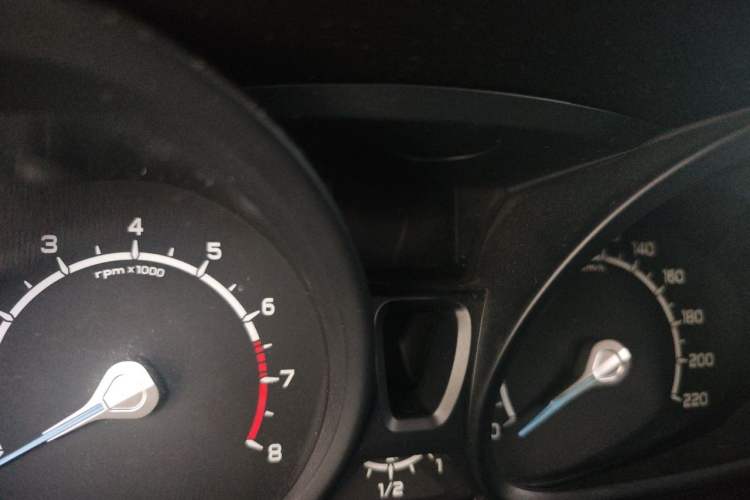 Used Ford EcoSport 2013 1.5L Automatic Fashion Model Odometer Close Up