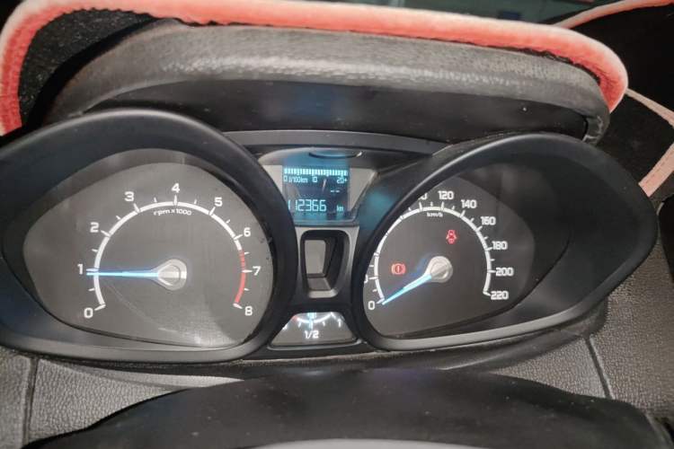 Used Ford EcoSport 2013 1.5L Manual Fashion Model Odometer Close Up