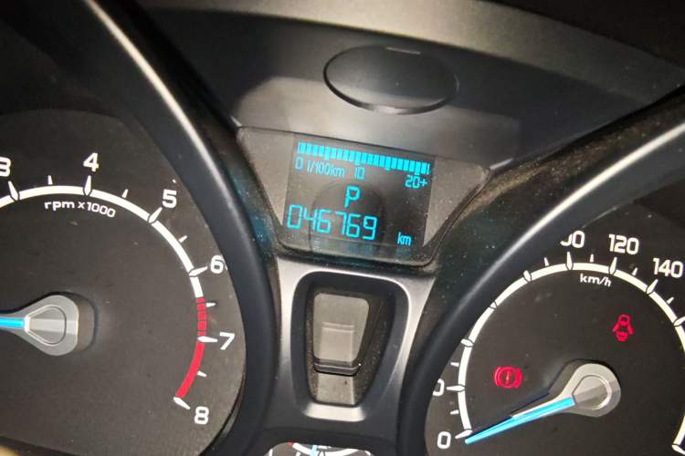 Used Ford EcoSport 2013 1.5L Automatic Fashion Model Odometer Close Up