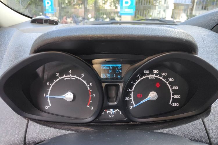 Used Ford EcoSport 2013 1.5L Automatic Fashion Model Odometer Close Up