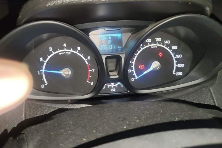Used Ford EcoSport 2013 1.5L Automatic Fashion Model Odometer Close Up