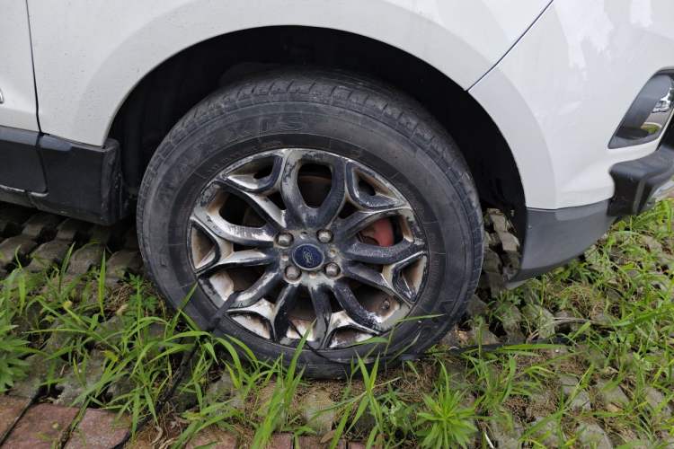Used Ford EcoSport 2013 1.5L Automatic Prestige Model Right Front Wheel Hub