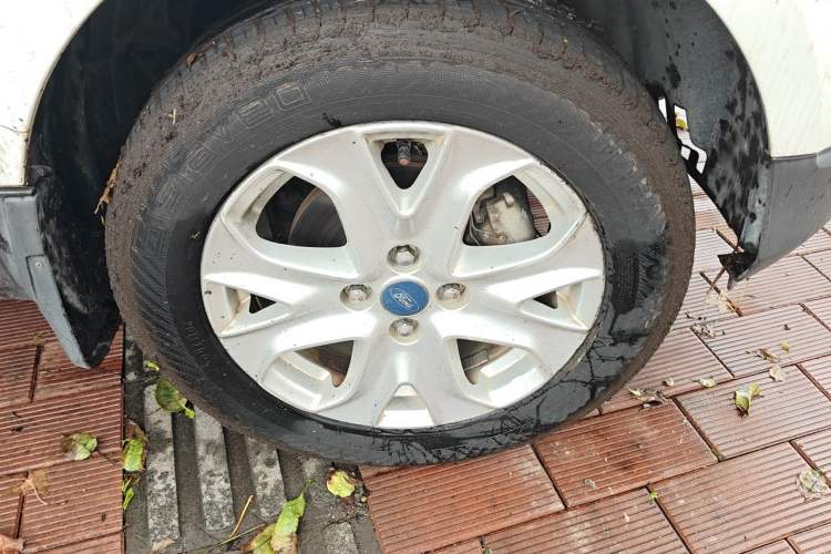 Used Ford EcoSport 2013 1.5L Automatic Fashion Model Right Front Wheel Hub