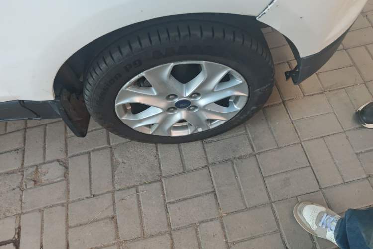Used Ford EcoSport 2013 1.5L Automatic Fashion Model Right Front Wheel Hub