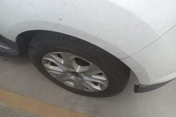 Used Ford EcoSport 2013 1.5L Automatic Fashion Model Right Front Wheel Hub