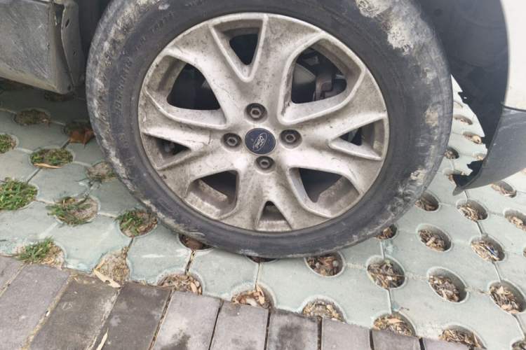 Used Ford EcoSport 2013 1.5L Automatic Fashion Model Right Front Wheel Hub