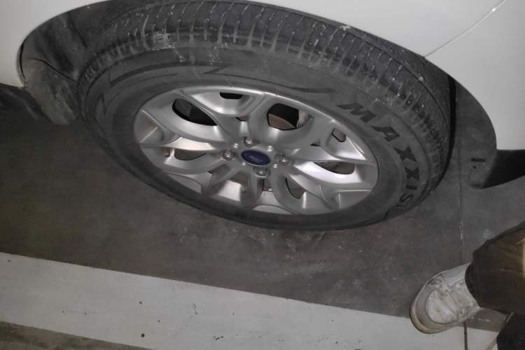 Used Ford EcoSport 2013 1.5L Automatic Prestige Model Right Front Wheel Hub