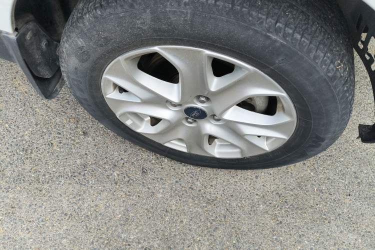 Used Ford EcoSport 2013 1.5L Automatic Fashion Model Right Front Wheel Hub
