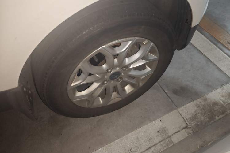 Used Ford EcoSport 2013 1.5L Automatic Prestige Model Right Front Wheel Hub