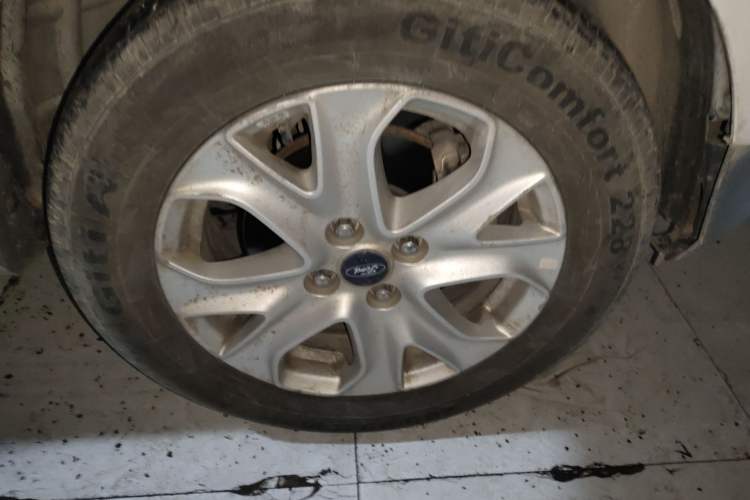Used Ford EcoSport 2013 1.5L Automatic Fashion Model Right Front Wheel Hub
