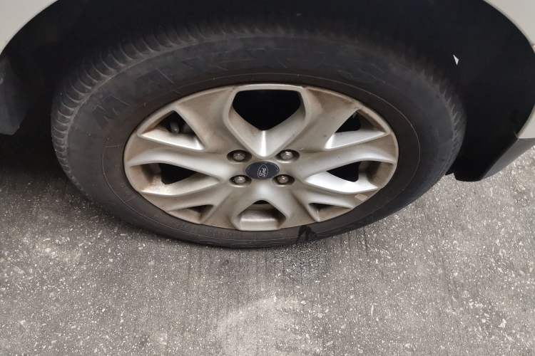 Used Ford EcoSport 2013 1.5L Automatic Fashion Model Right Front Wheel Hub