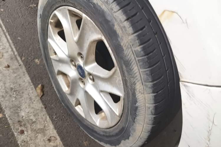 Used Ford EcoSport 2013 1.5L Automatic Fashion Model Right Front Wheel Hub