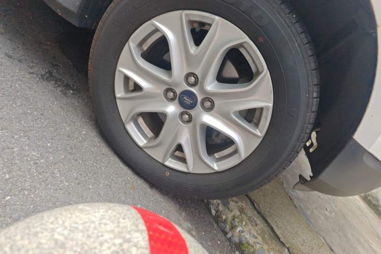Used Ford EcoSport 2013 1.5L Automatic Fashion Model Right Front Wheel Hub