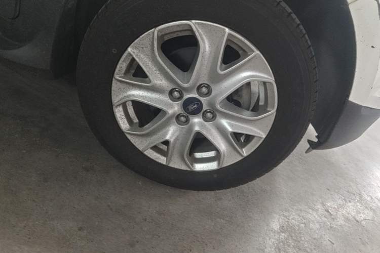 Used Ford EcoSport 2013 1.5L Automatic Fashion Model Right Front Wheel Hub
