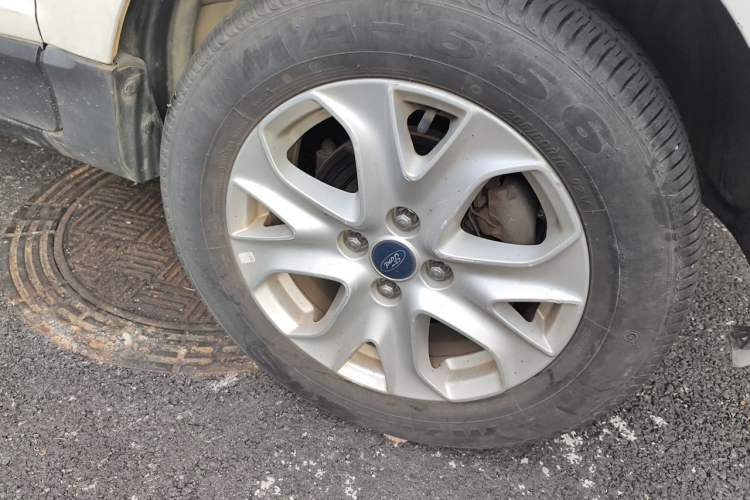 Used Ford EcoSport 2013 1.5L Automatic Fashion Model Right Front Wheel Hub