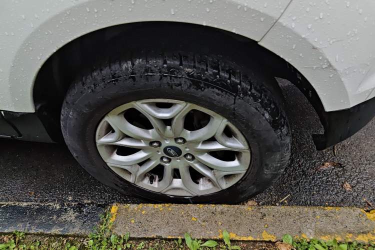 Used Ford EcoSport 2013 1.5L Automatic Prestige Model Right Front Wheel Hub