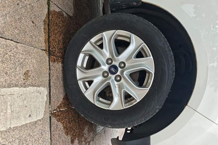 Used Ford EcoSport 2013 1.5L Automatic Fashion Model Right Front Wheel Hub