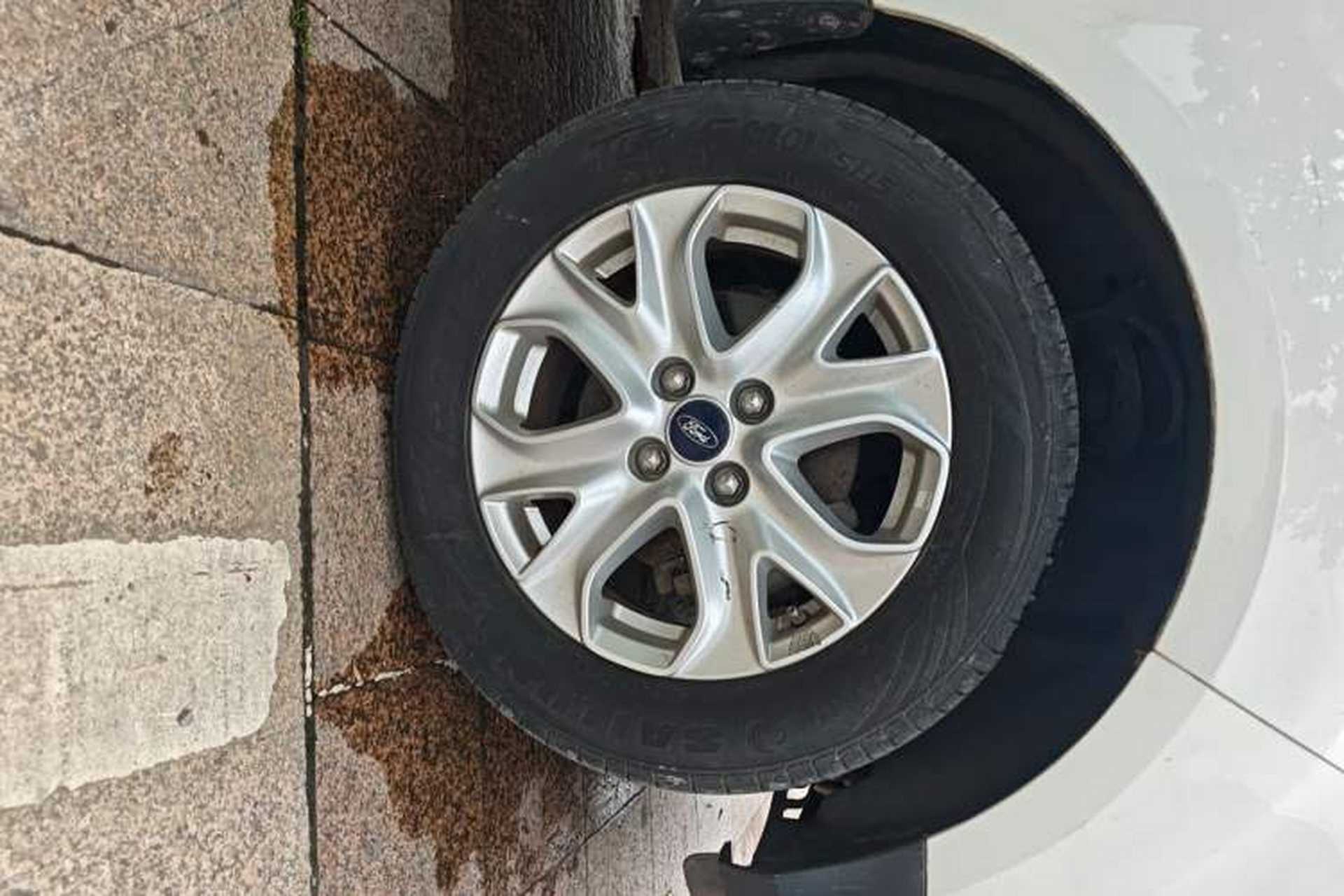 Used Ford EcoSport 2013 1.5L Automatic Fashion Model Right Front Wheel Hub