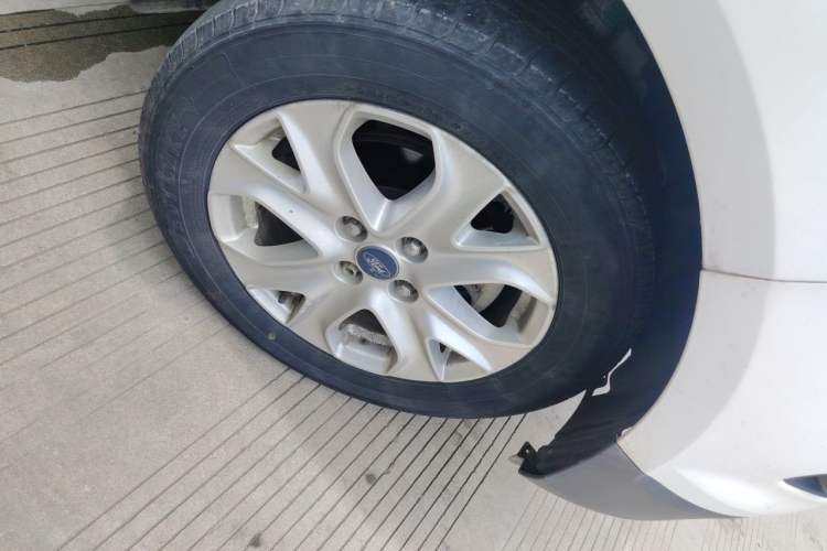 Used Ford EcoSport 2013 1.5L Automatic Fashion Model Right Front Wheel Hub