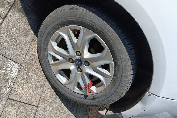 Used Ford EcoSport 2013 1.5L Automatic Fashion Model Right Front Wheel Hub