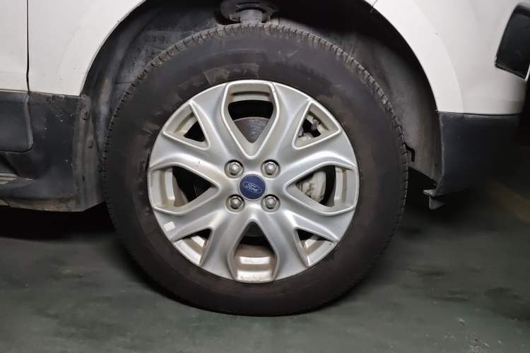 Used Ford EcoSport 2013 1.5L Automatic Fashion Model Right Front Wheel Hub