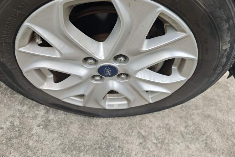 Used Ford EcoSport 2013 1.5L Automatic Fashion Model Right Front Wheel Hub