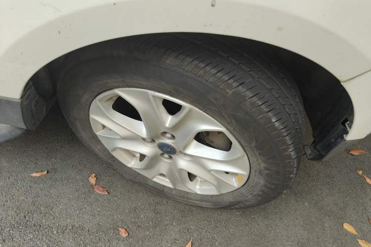 Used Ford EcoSport 2013 1.5L Manual Fashion Model Right Front Wheel Hub