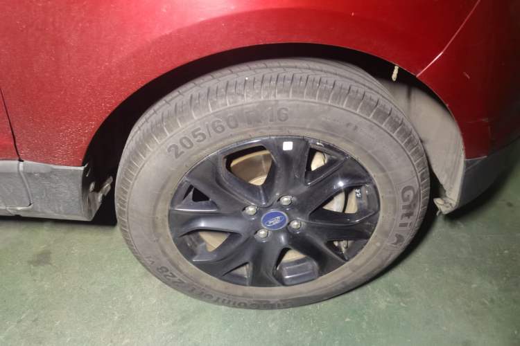 Used Ford EcoSport 2016 1.5L Automatic Sport Collection Edition Right Front Wheel Hub