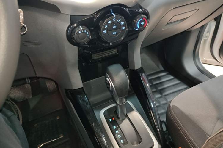 Used Ford EcoSport 2017 1.5L Automatic Trend Model Gear Lever