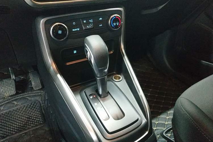 Used Ford EcoSport 2018 1.5L Automatic Platinum Wing Model Gear Lever