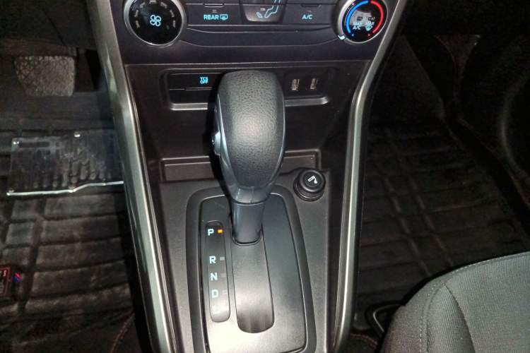 Used Ford EcoSport 2018 1.5L Automatic Platinum Wing Model Gear Lever