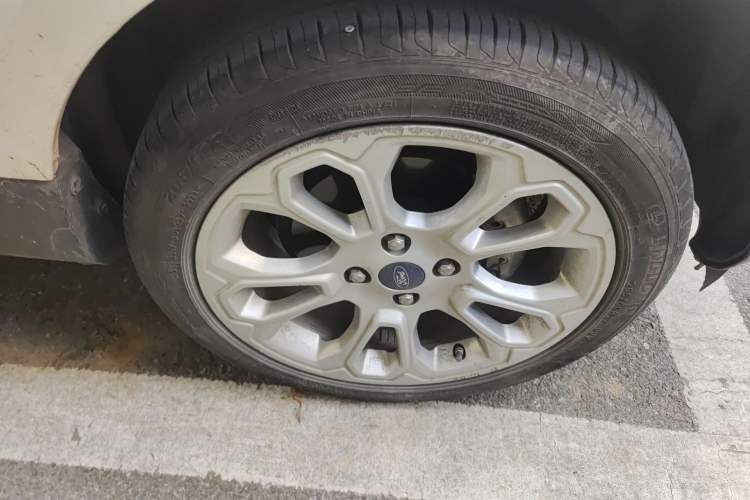 Used Ford EcoSport 2018 1.5L Automatic Platinum Wing Model Right Front Wheel Hub
