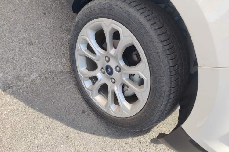 Used Ford EcoSport 2018 Revised Version 2.0L Automatic All-Wheel Drive Luxury Trim Right Front Wheel Hub