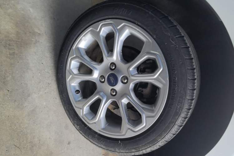 Used Ford EcoSport 2018 1.5L Automatic Platinum Wing Model Right Rear Wheel Hub