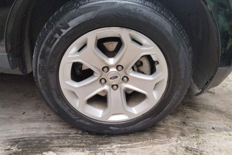 Used Ford Edge 2011 3.5L Prestige Sunroof Edition Right Front Wheel Hub