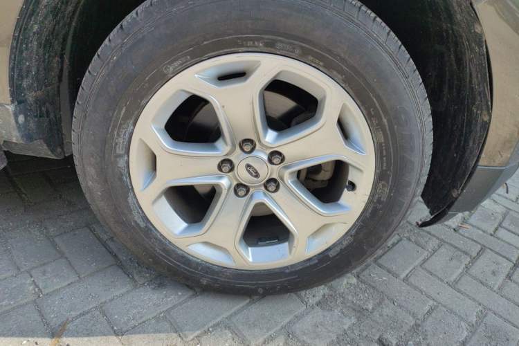 Used Ford Edge 2011 3.5L Prestige Sunroof Edition Right Front Wheel Hub