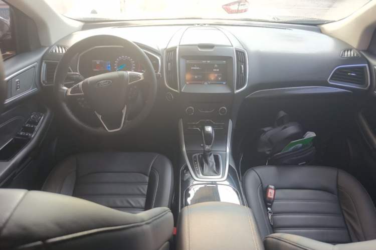 Used Ford Edge 2015 2.0T GTDi 4x4 High-Grade Model Center Console