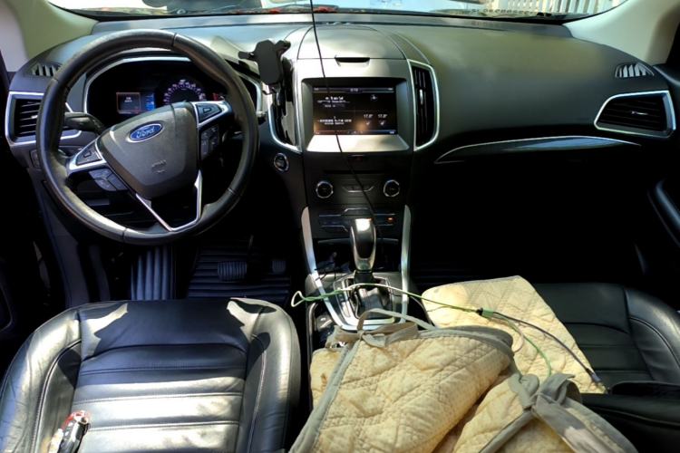 Used Ford Edge 2015 2.0T GTDi 4x4 High-Grade Model Center Console