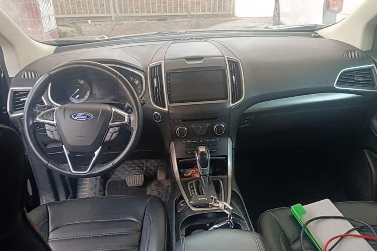 Used Ford Edge 2015 2.0T GTDi Two-Wheel-Drive Platinum Edition Center Console
