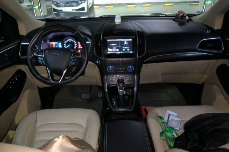Used Ford Edge 2015 2.0T GTDi Two-Wheel-Drive High-Line Version Center Console