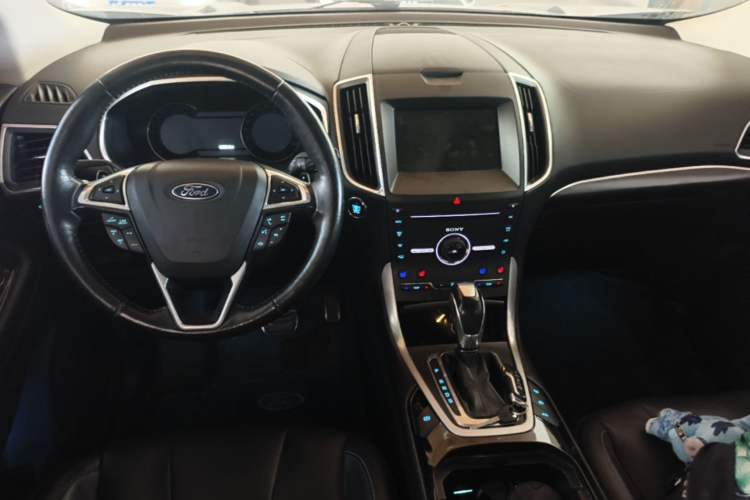 Used Ford Edge 2015 2.0T GTDi Four-Wheel Drive Prestige Model Center Console