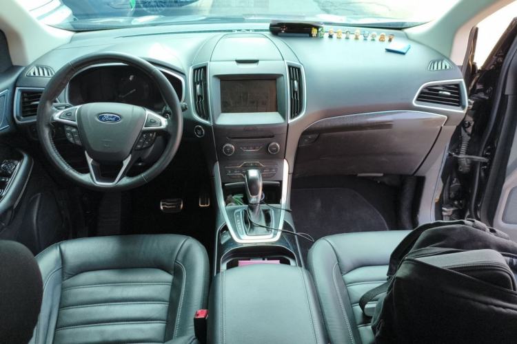 Used Ford Edge 2015 2.0T GTDi 4x4 High-Grade Model Center Console