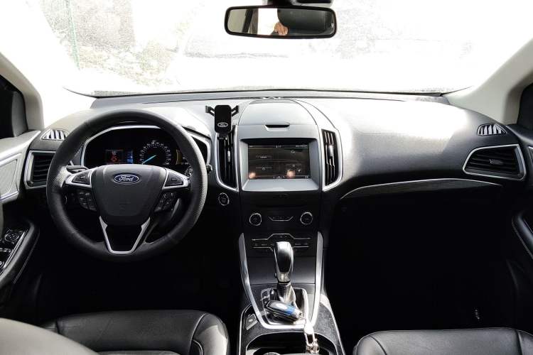 Used Ford Edge 2015 2.0T GTDi 4x4 High-Grade Model Center Console