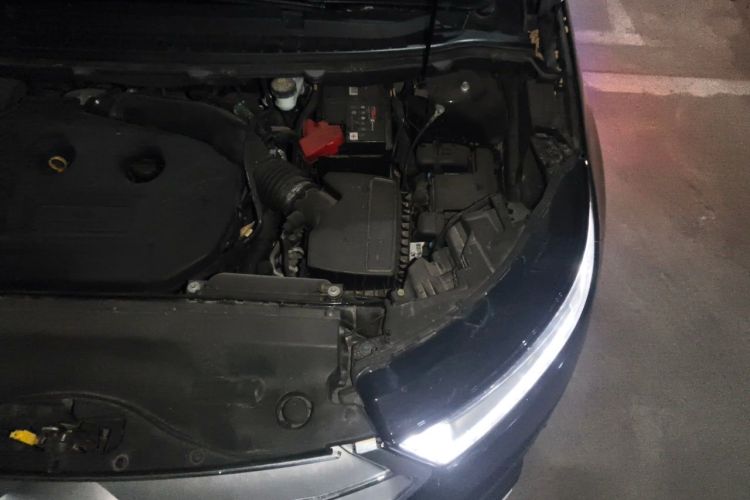 Used Ford Edge 2015 2.0T GTDi Two-Wheel-Drive High-Line Version Engine Bay Left
