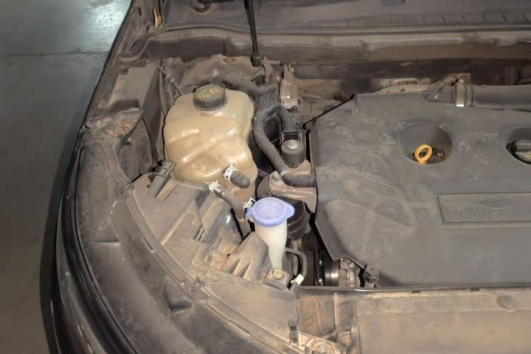 Used Ford Edge 2015 2.0T GTDi 4x4 High-Grade Model Engine Bay Right