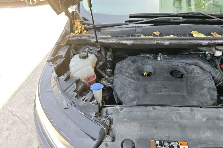 Used Ford Edge 2015 2.0T GTDi Two-Wheel-Drive High-Line Version Engine Bay Right