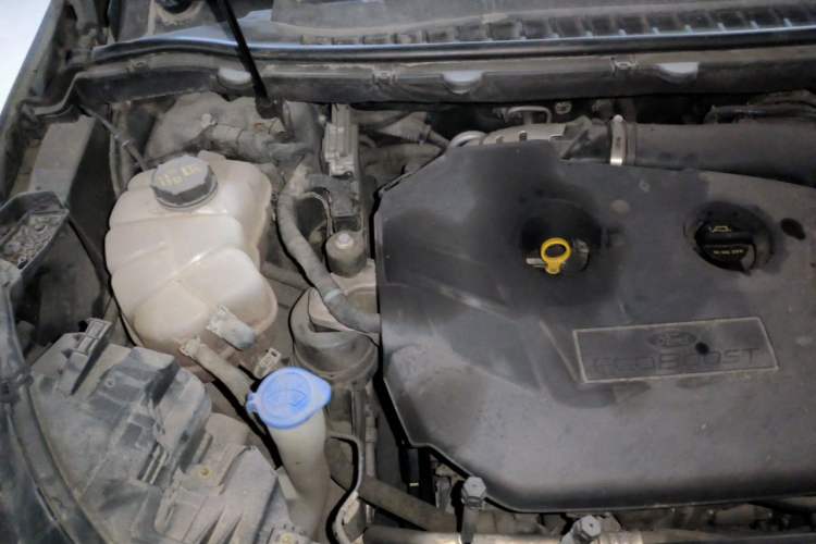 Used Ford Edge 2015 2.0T GTDi Two-Wheel-Drive High-Line Version Engine Bay Right