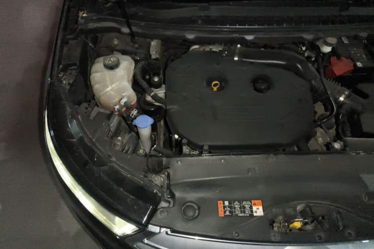 Used Ford Edge 2015 2.0T GTDi Two-Wheel-Drive High-Line Version Engine Bay Right