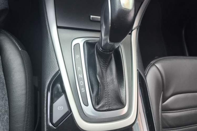 Used Ford Edge 2015 2.0T GTDi Two-Wheel-Drive Platinum Edition Gear Lever